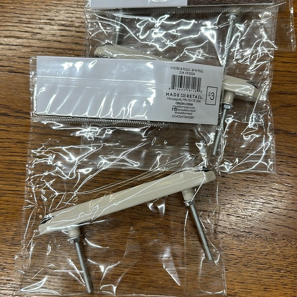 NWT, 5 quantity drawer pulls, off-white and black, art deco/Aztec style? - Picture 4 of 5